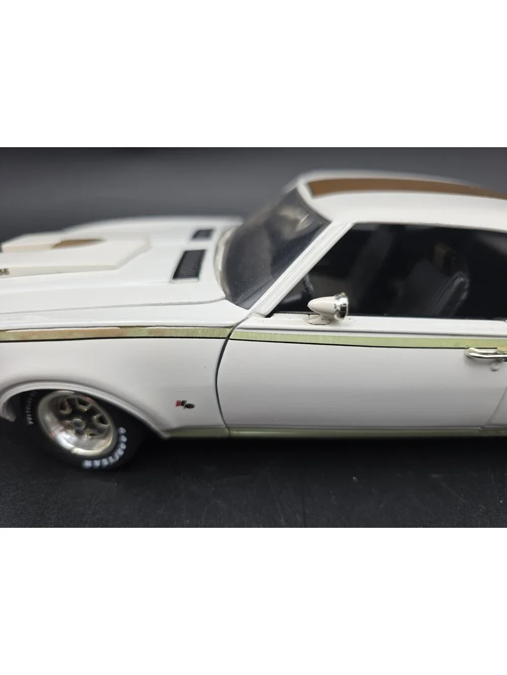 1/18 1969 Oldsmobile 442 Hurst Edition H/O 455 White By ERTL No Box